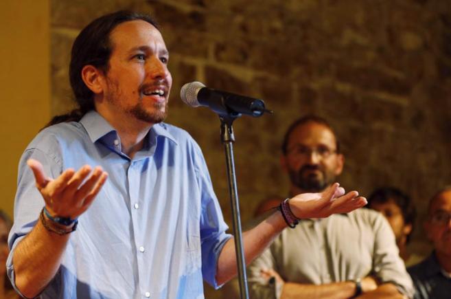 Pablo Iglesias (i), líder de Podemos, aspirará en los comicios de fin de año a la presidencia del gobierno español