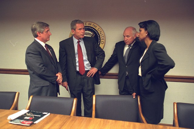 El ex presidente de EU, George Bush, el ex vicepresidente Dick Cheney y la ex asesora de seguridad nacional, Condoleezza Rice en el Centro de Operacio