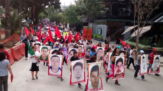 La sección 22 de la Coordinadora Nacional de Trabajadores de la Educación, realizan una segunda marcha bajo su nuevo patrón de conducta moderado de la