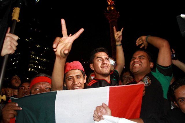 La afición mexicana festejó en el Ángel de la Independencia el campeonato del tri