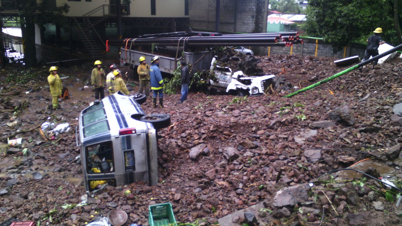 El derrumbe ocurrió en la carretera Uruapan-Paracho.