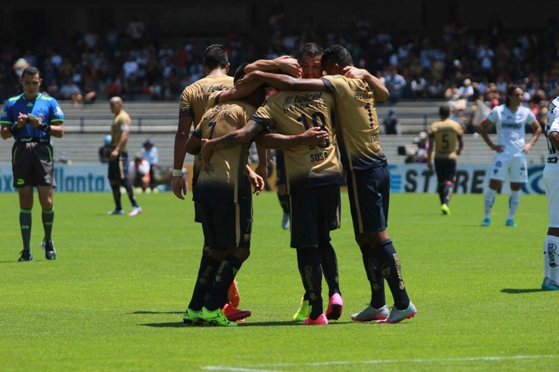Jugadores de Pumas celebran uno de los goles contra Monterrey  