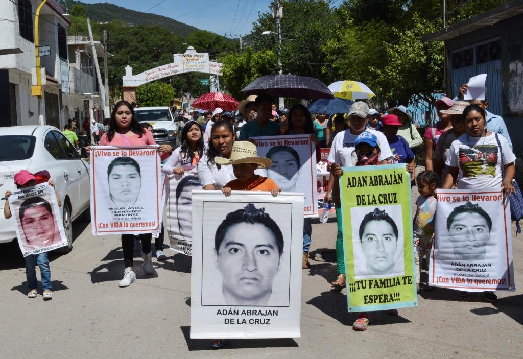 Los representantes de las organizaciones sociales marcharon para recordar los ataques de la policía municipal de Iguala contra los normalistas.