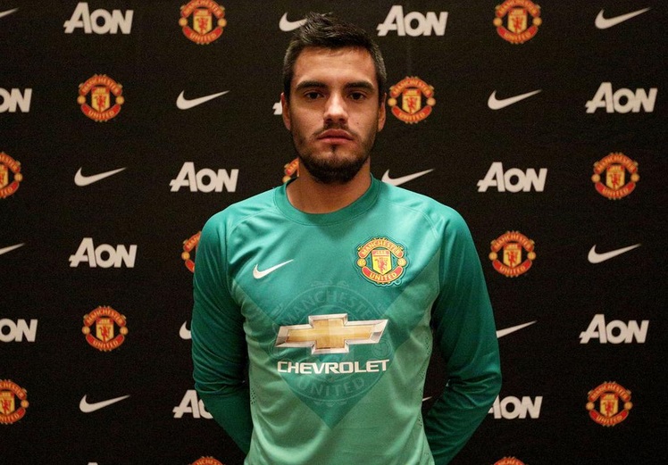Sergio Romero posa con su nuevo uniforme