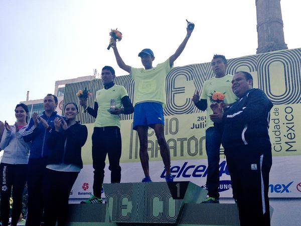 Tomás Luna ganó el Medio Maratón de la Ciudad de México al recorrer el circuito en el menor tiempo.