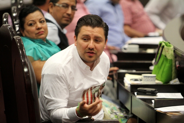 Con una muy cerrada diferencia de votos, la coalición PRI-PVEM-Panal-Chiapas Unido, encabezada por Fernando Castellanos Cal y Mayor, ganó la presidenc
