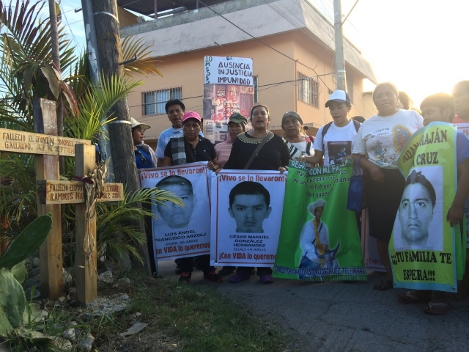 Marchan padres de los 43 desaparecidos en Iguala- Grupo Milenio