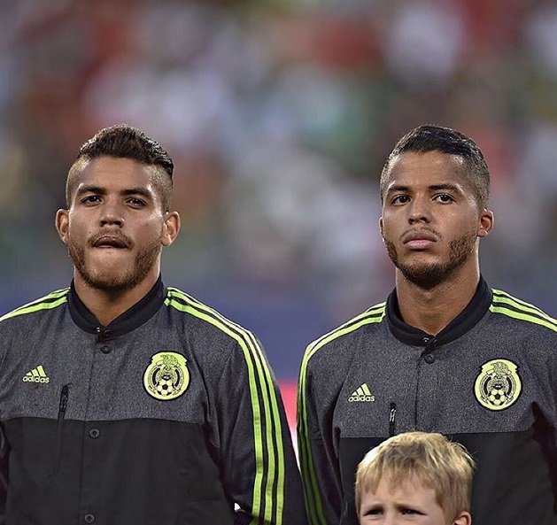 Jonathan (der) y Giovani dos Santos 