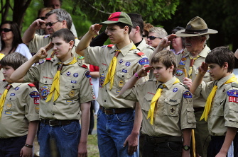 Miembros de los Boy Scouts saludan durante la izada de una bandera el 25 de mayo de 2,009 en Hudson, Wisconsin, en el Memorial Day