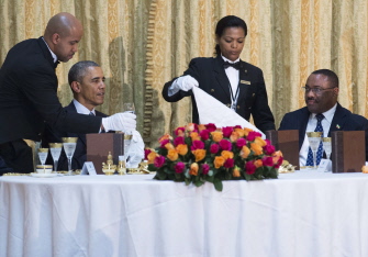 Obama (i), durante la cena de Estado con Haile Mariam Desalegn (d), primer ministro de Etiopía, en el Palacio Nacional de Adis Abeba