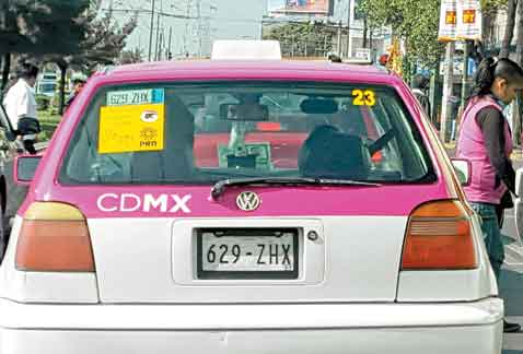 Los vehículos prestan el servicio de pasajeros con placas particulares y usan la cromática, pero sin autorización.