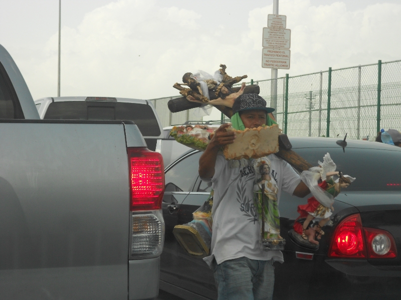 Vendedores invaden el puente fronterizo.