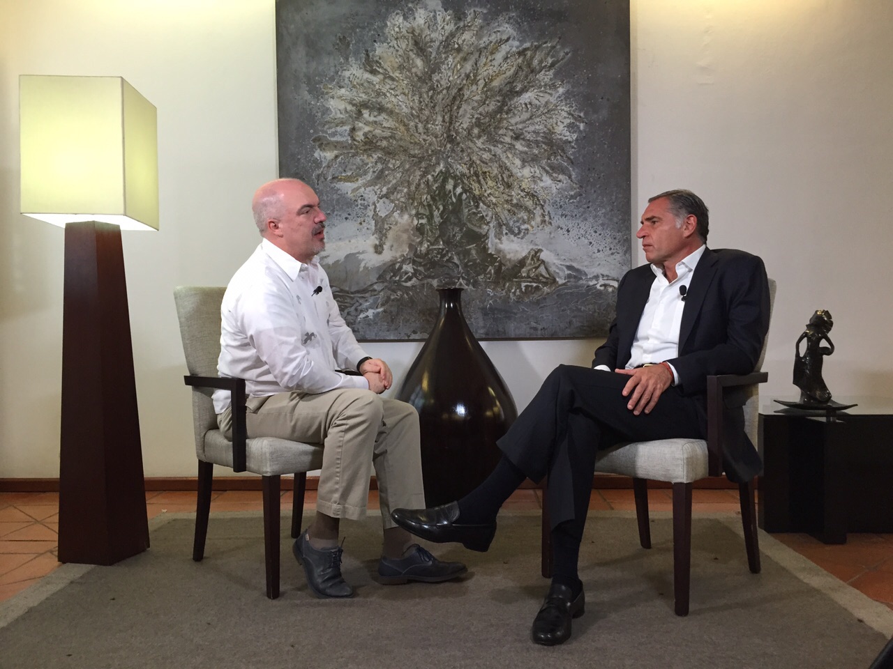 El gobernador de Oaxaca, Gabino Cué, en entrevista con Carlos Puig para Notivox Televisión.