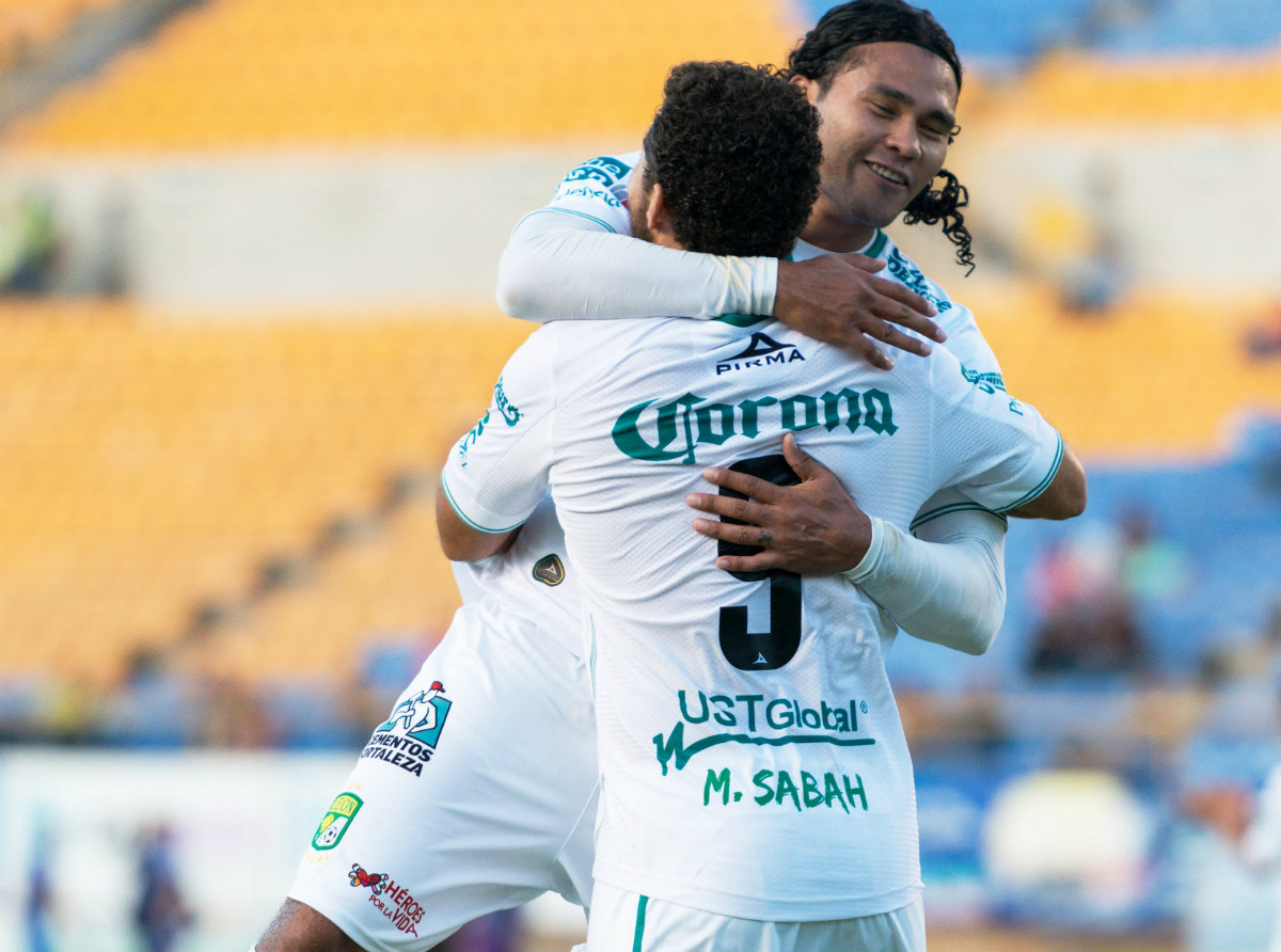 Los jugadores celebran la anotación 