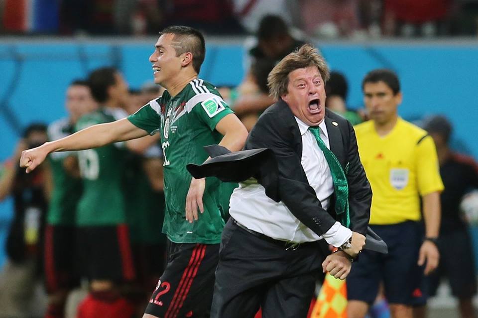Miguel Herrera celebrando un gol de la selección mexicana.