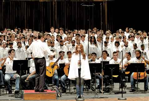 Niños de Mamá Rosa ofrecieron un concierto en el Palacio de Bellas Artes.