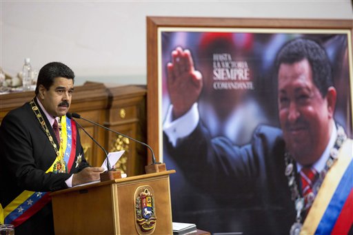 El presidente de Venezuela, Nicolás Maduro, da un discurso en la Asamblea Nacional con la imagen de Hugo Chávez en el fondo.