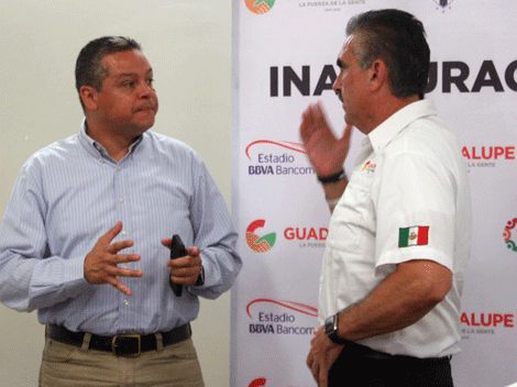 Tonatiuh Mejía, vicepresidente administrativo del Club Monterrey; y el alcalde de Guadalupe, César Garza Villarreal.