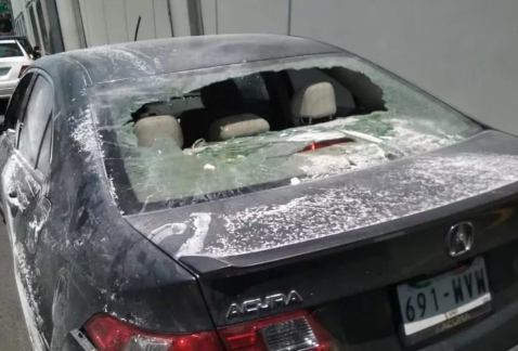 Una unidad de Uber fue dañada por vecinos del Peñón de los Baños y taxistas del Aeropuerto Internacional de la Ciudad de México, en inmediaciones de é