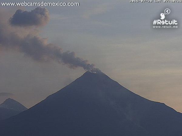 El volcán de Colima emitió una columna de más de un kilómetro de altura con leve contenido de ceniza.