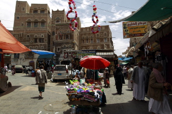 Yemeníes visitan un mercado en la llamada "Ciudad Vieja" de la capital del país, Saná