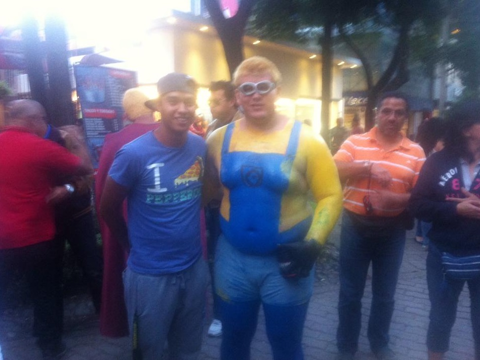 Francisco con su amigo tras la novatada