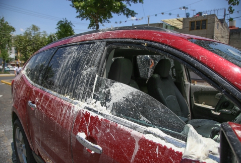 Con huevos con harina, piedras y palos fueron dañados en la colonia Peñón de los Baños ocho vehículos cuyos operadores prestan el servicio que ofrece 