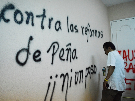 Integrantes de la CETEG cierran la Subsecretaría de Administración y Finanzas de la Secretaría de Educación Guerrero(SEG) después de romper las mesas 