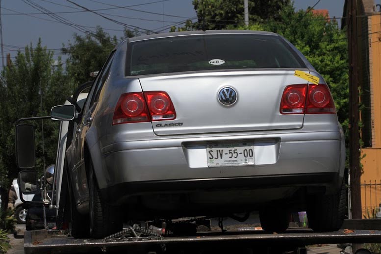 El investigado fue captado saliendo en este vehículo con bolsas negras que metió en la cajuela. 
