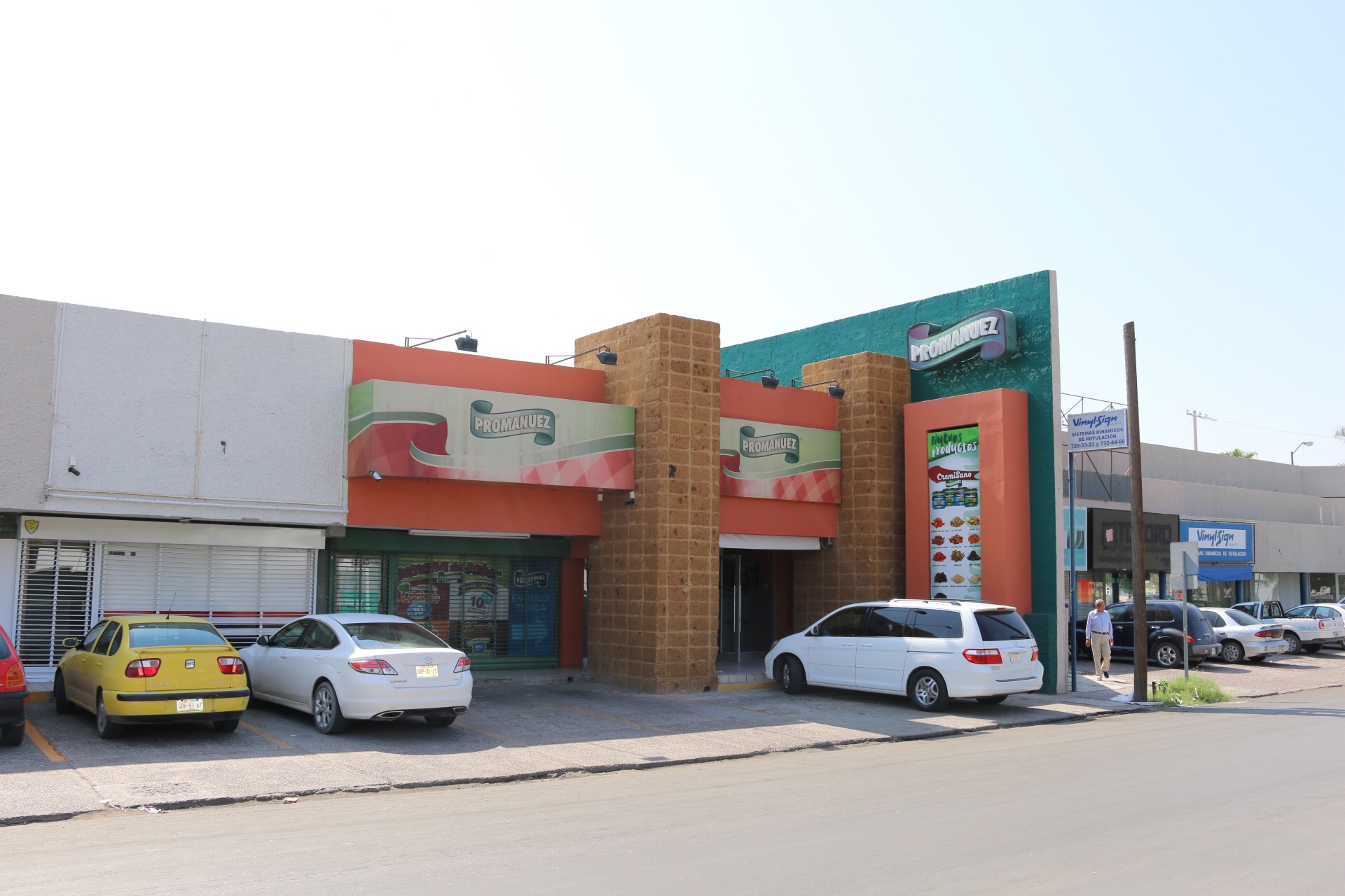 Local de "Promanuez" ubicado en el Paseo La Rosita.