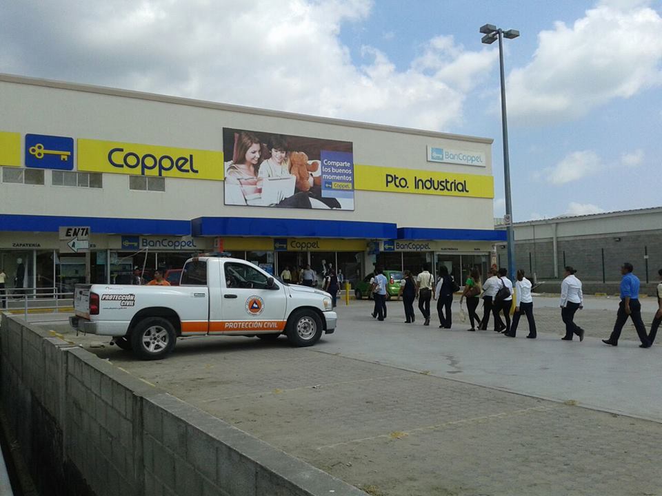 Los trabajadores y clientes fueron evacuados de la tienda.