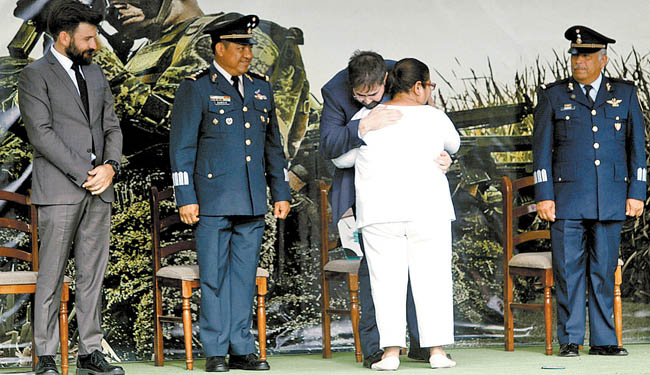 La madre de un cabo fallecido se abraza con uno de los organizadores; a la izquierda Rigoberto García, comandante de la Séptima Zona. 