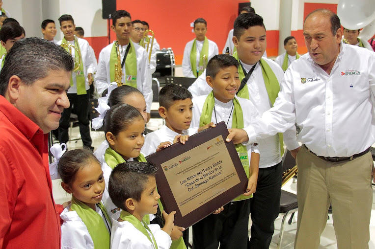 Reconocimiento a la banda y coro de la colonia Santiago Ramírez.