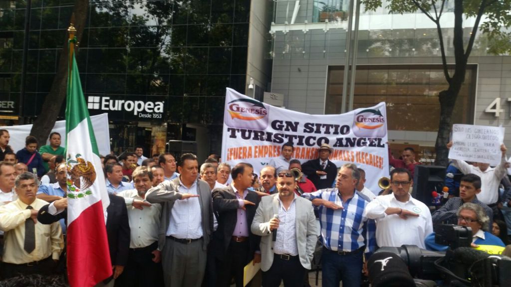 Los taxistas protestaron en solidaridad con sus compañeros sudamericanos, quienes también enfrentan una batalla legal contra la empresa que ofrece ser