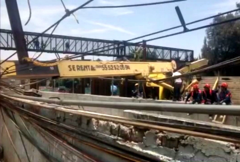 Durante los trabajos de mantenimiento y renivelación de vías en la Línea A del Metro, cayó una grúa entre las estaciones Peñón Viejo y Guelatao.
