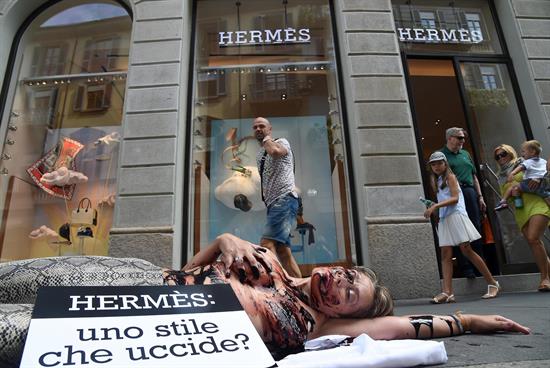 Activistas protestaron a las afueras de la tienda de Hermés en Milán, Italia. 
