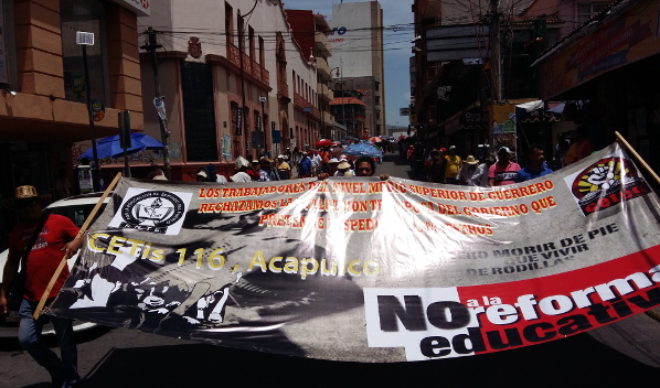 CETEG marchó en Chilpancingo contra la reforma educativa.