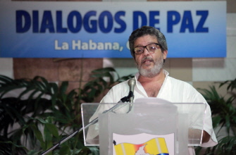 El comandante de las FARC, Marcos Calarca, lee hoy una declaración en las conversaciones de paz en el palacio de Convenciones en La Habana 