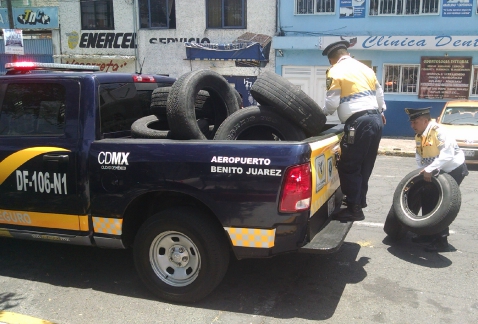 Elementos de la Secretaría de Seguridad Pública del Distrito Federal retiraron objetos diversos para la recuperación de espacios, en la avenida Hidalg