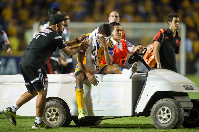 Hugo Ayala salió lesionado al minuto 41 del primer tiempo