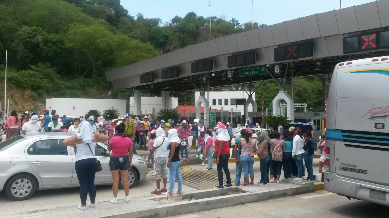 Los estudiantes tomaron las casetas para hacer ellos el cobro del peaje.