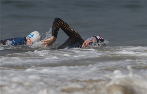 Competidores de Triatlón en las aguas de Copacabana, Brasil. 