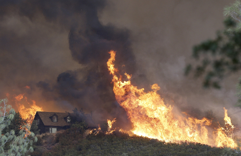 Un indencio se acerca a una casa cerca de Lower Lake. Una serie de incendios forestales afecta la vegetación seca.
