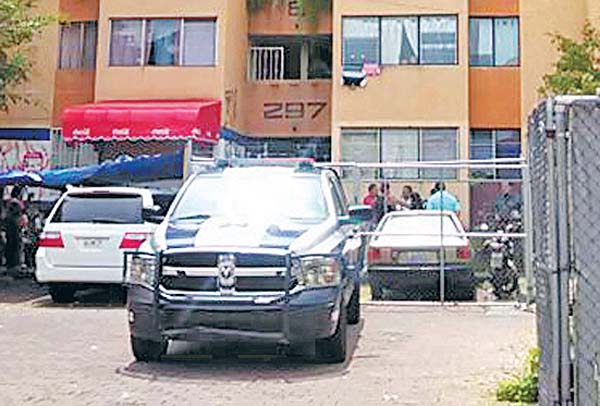 La mujer fue encontrada en un departamento.