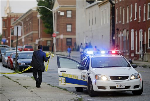 La policía de Baltimore en la escena de un crimen.