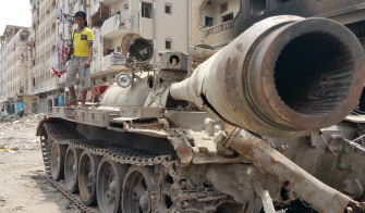 Un miliciano leal al presidente exilado Abedrabbo Mansour Hadi, en un tanque en Adén, la segunda ciudad de Yemen