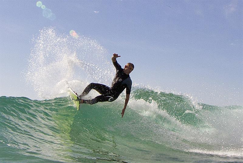 El surfista australiano Mick Fanning monta una ola en Snapper Rocks, en Australia, tras salir ileso de un ataque de tiburón en Sudáfrica
