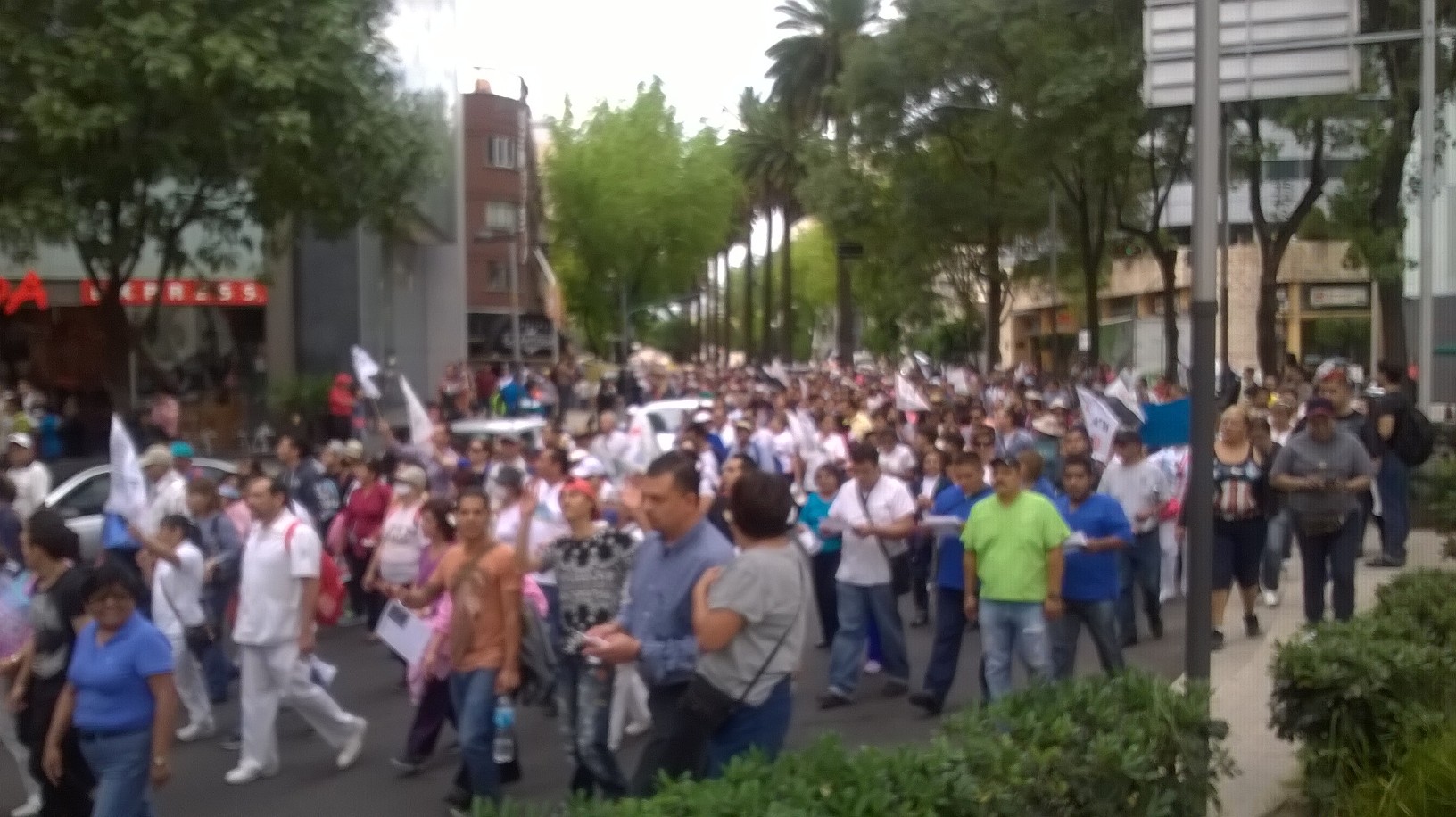 Trabajadores del IMSS encabezan una marcha del Monumento a la Revolucion hacia Reforma, adelante de la glorieta de la Diana Cazadora, donde está la se