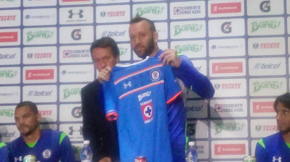 Vuoso en su presentación con Cruz Azul 