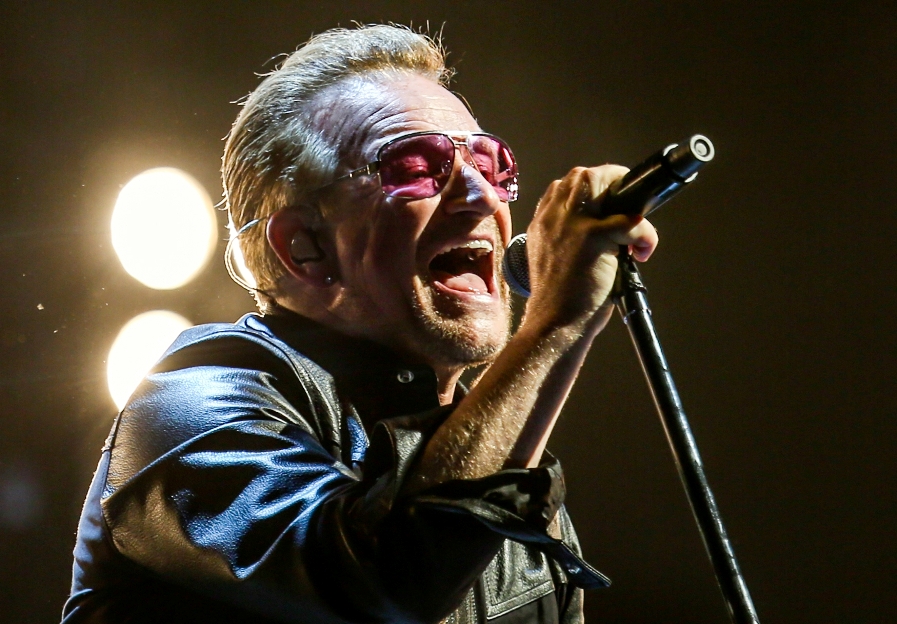 Bono mostró su apoyo a Hillary Rodham Clinton, quien busca la candidatura presidencial demócrata.